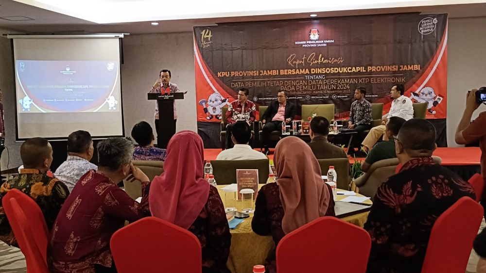 Gubernur Jambi Al Haris membuka rapat singkronisasi DPT dengan Data Perekaman KTP Elektronik pada Pemilu 2024. 