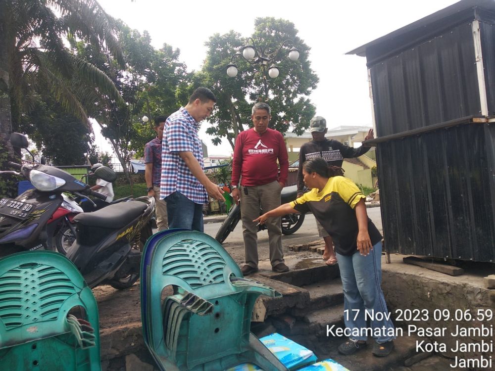Anggota Dewan Perwakilan Rakyat Daerah (DPRD) Provinsi Jambi Budi Yako, mengunjungi pedagang kuliner di Kawasan Ancol Tanggo Rajo, Kota Jambi, Jumat (17/11).