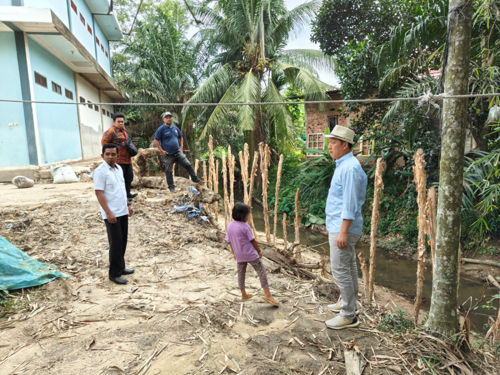 Anggota DPRD Provinsi Jambi, Budi Yako, Senin (20/11) memantau langsung pembangunan drainase di Kelurahan Mayang Mangurai Kota Jambi yang dikerjakan Dinas Pekerjaan Umum dan Perumahan Rakyat (PUPR) Provinsi Jambi.