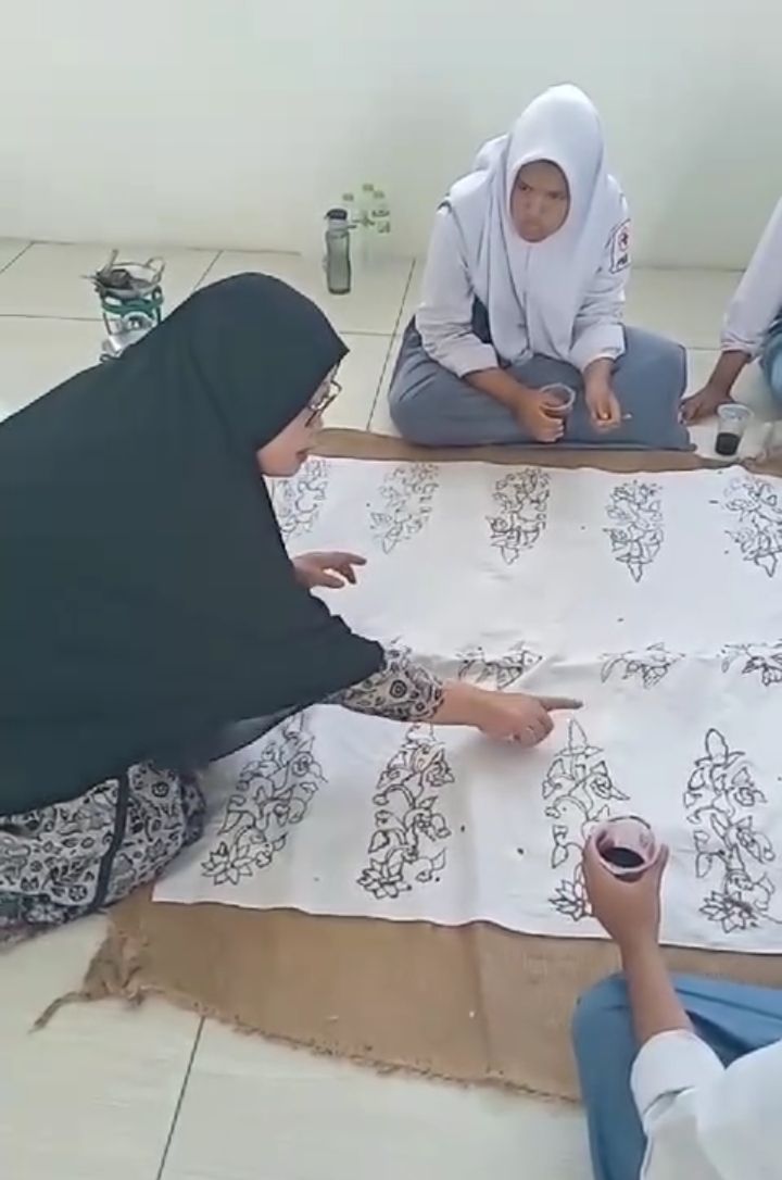 Hj Mahmudah pimpinan PT Bina Kreatif Berkah Jambi saat memberikan pelatihan membatik kepada siswa SMKN 1 Tebo