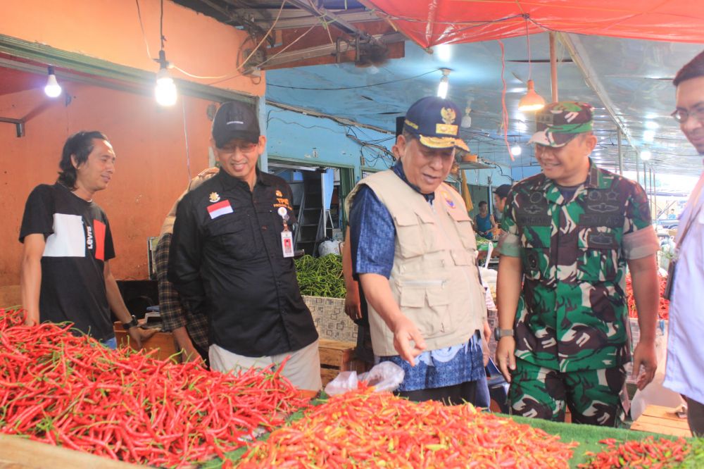 Wakil Gubernur Jambi Drs. H. Abdullah Sani, M.Pdi terus memantau dan memastikan harga bahan pokok stabil dan stok aman menyambut Natal dan Tahun Baru 2024