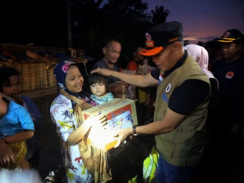 PJ Bupati Tebo memberikan bantuan kepada masyarakat di 3 desa Kecamatan VII Koto yang terdampak banjir