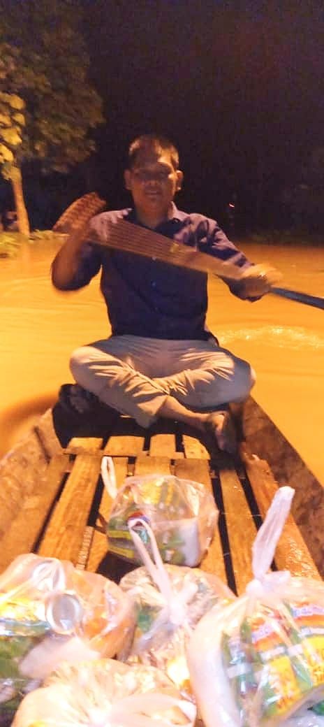 Al Mashuri anggota DPRD Provinsi Jambi mendayung perahu sendiri untuk membagikan bantuan langsung kepada masyarakat terdampak banjir