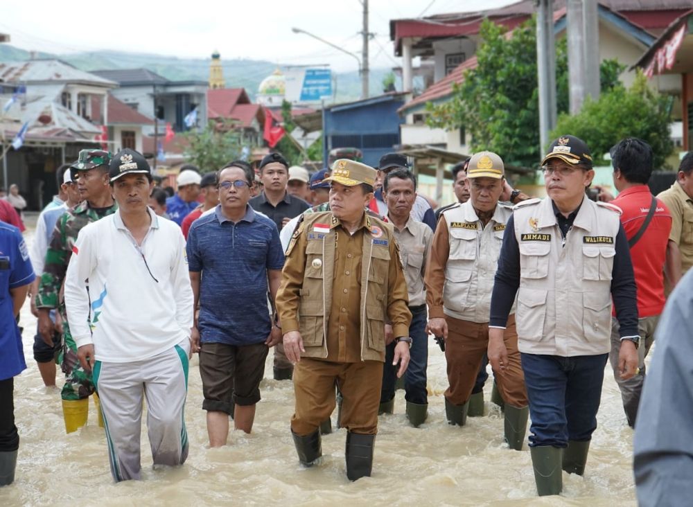 Gubernur Jambi Al Haris meninjau terdampak banjir di Kota Sungaipenuh