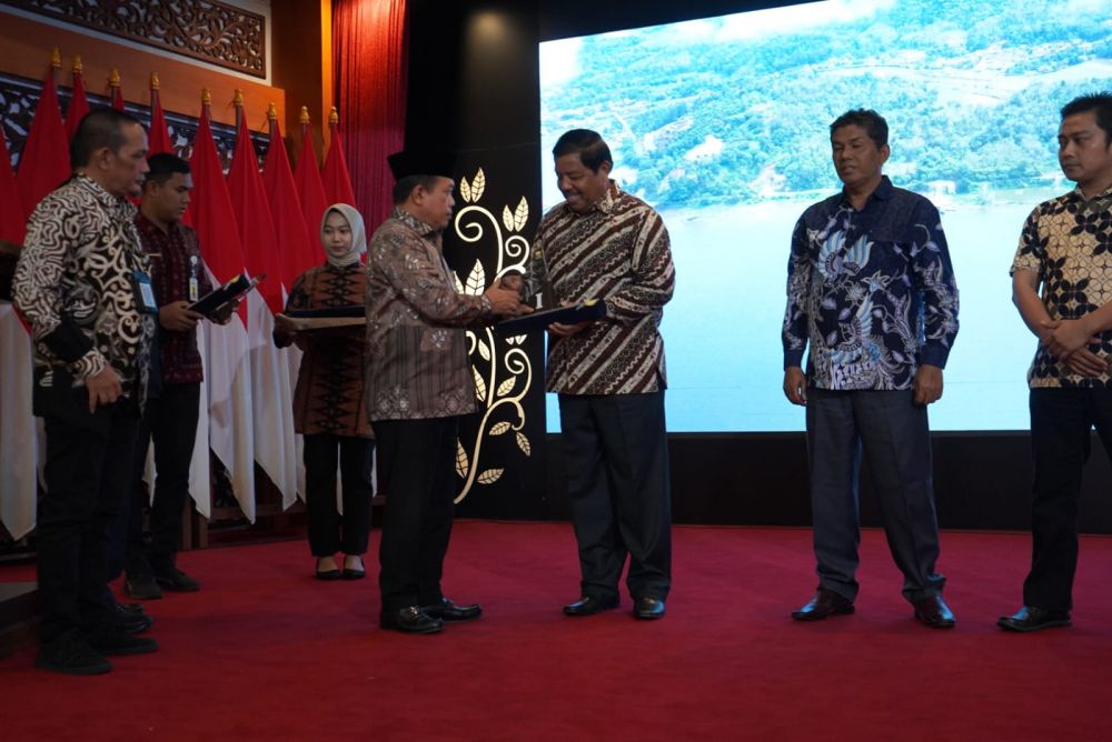 Pemerintah Provinsi Jambi memberikan penghargaan kepada para pelaku usaha baik sektor Penanaman Modal Asing (PMA) maupun Penanaman Modal Dalam Negeri (PMDN).