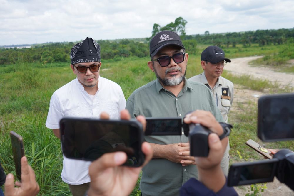 Sekretaris Daerah Provinsi Jambi H. Sudirman, SH,MH bersama Kepala OPD terkait serta jajaran perangkat desa, Polda dan TNI meninjau stockpile dan pelabuhan batu bara PT. Sinar Anugerah Sukses (PT.SAS ) di Aurduri Kota Jambi, Jum'at (05-01-2024) pagi. 