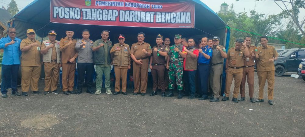 PJ Bupati dan tim penanggulangan bencana Kabupaten Tebo Berpoto bersama TA BNPB Kolonel Inf Agus Marshanto