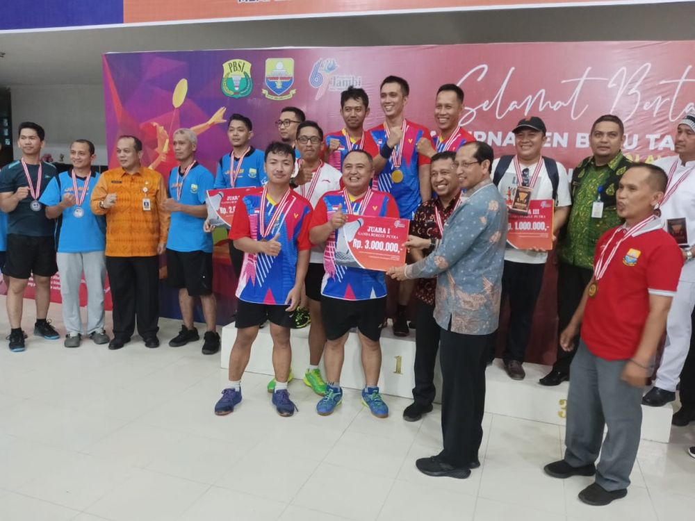 Penyerahan hadiah pemenang lomba Batminton dalam rangka memperingati Hari Ulang Tahun ke 67 Provinsi Jambi 