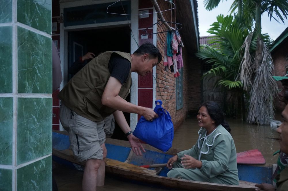 Pj Bupati Bachyuni Deliansyah menyerahkan langsung bantuan banjir.
