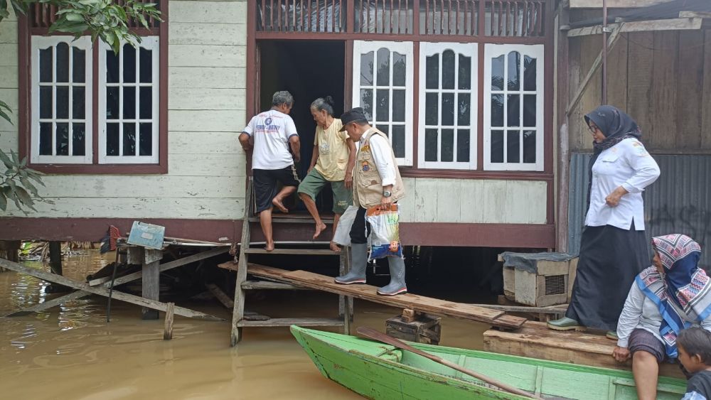 Gubernur Jambi Al Haris saat memberi bantuan ke warga yang kena dampak banjir di wilayah kota jambi