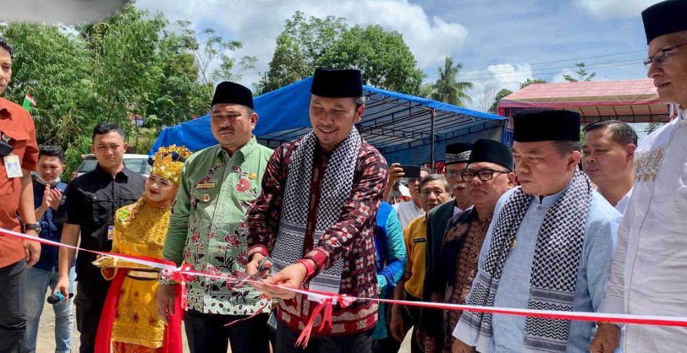 Ketua DPRD Provinsi Edi Purwanto Ikut potong pita sekaligus Peresmian Masjid Raya  Baiturrahim Dusun Bangka Keloyang