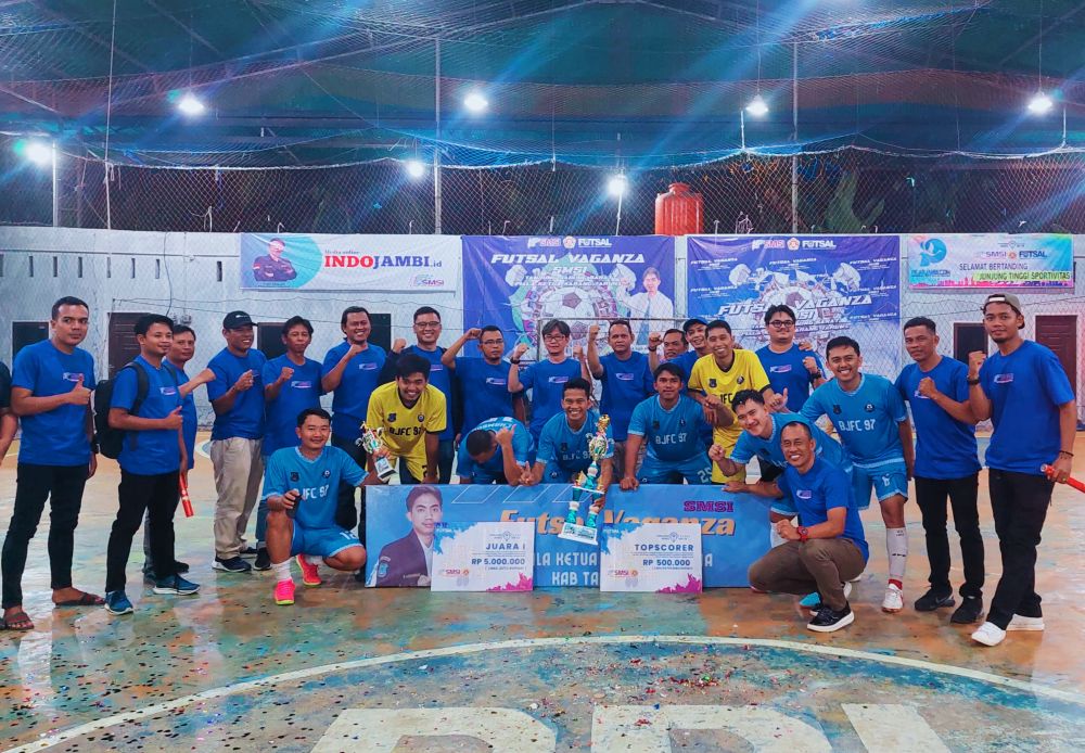 Foto bersama panitia pelaksana dengan juara Turnamen Futsal Vaganza SMSI TJB 2024