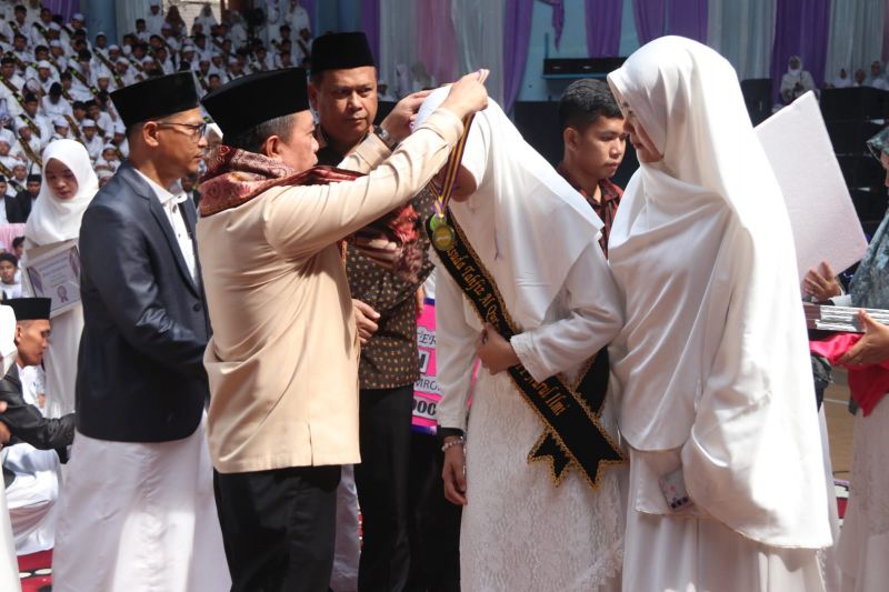 Gubernur Jambi Al Haris saat mewisuda siswa SIT Nurul Ilmi Jambi dan menyerahkan hadiah umroh gratis untuk tiga siswa dan dua guru, Sabtu (24/2)