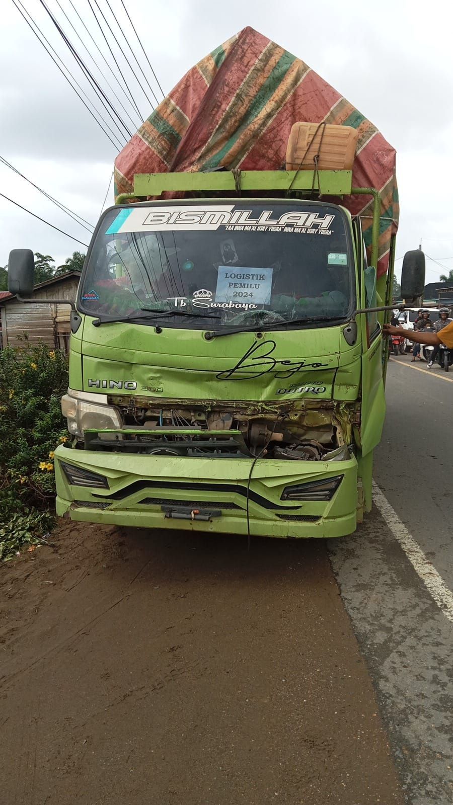 Mobil pengakut Logistik pemilu Muarojambi yang kecelakaan.