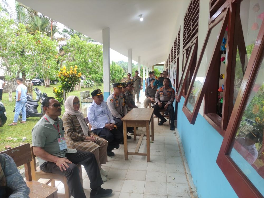 Ketua KPU Kabupaten Tebo Dampingi PJ Bupati Tebo monitoring PSU di Teluk Rendah Ulu