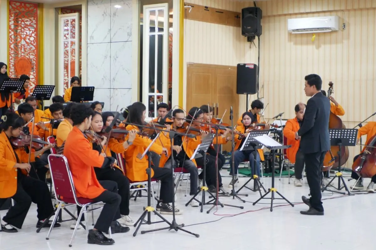Penampilan musik oleh mahasiswa prodi Sendratasik Universitas Jambi (Unja) saat workshop musik internasional, Selasa (27/2/2024).