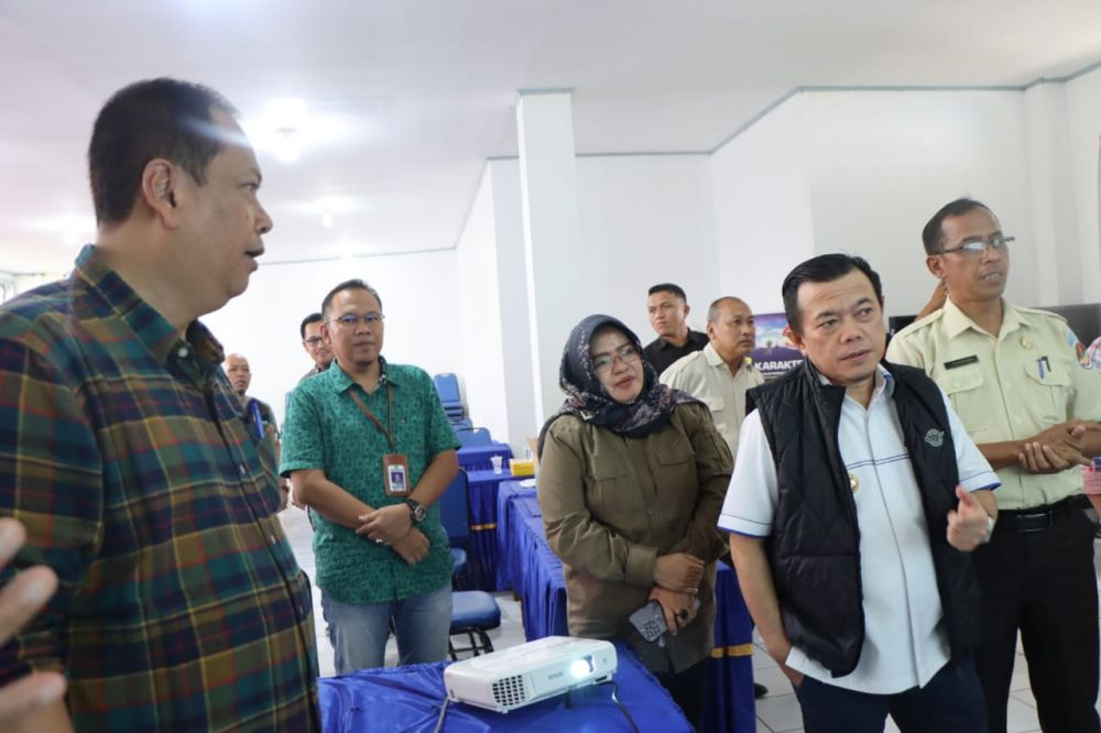 Gubernur Al Haris Didampingi Kadisdik Syamsurizal Pantau Langsung PPDB SMA Titian Teras.