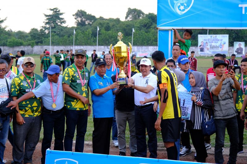 Wakil Gubernur Jambi Abdullah Sani memberikan Piala Bergilir untuk Juara I Turnamen Sepak Bola Gubernur Cup 2024, Senin (29/1)