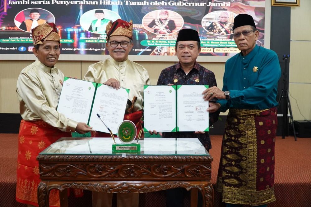 Gubernur saat Penandatanganan Memorandum of Understanding (MoU) Pengadilan Tinggi Agama Jambi dengan Lembaga Adat Melayu Jambi s