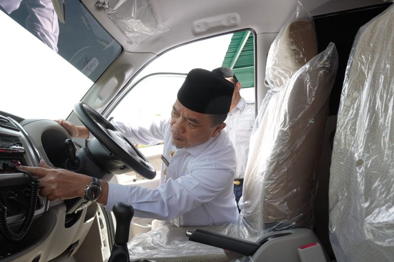 Gubernur Jambi Al Haris mengecek interior ambulans yang diterima RS DKT Kerinci, Sabtu (15/3)