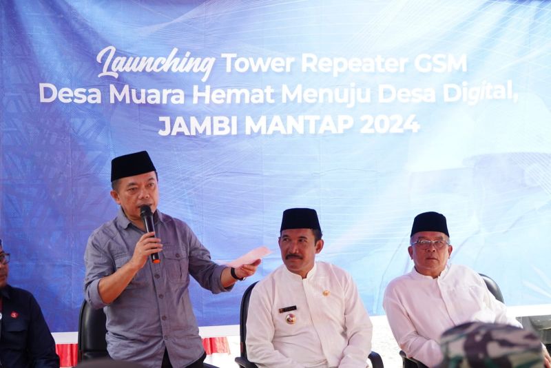Gubernur Jambi Al Haris saat launching Repeater GSM di Muara Hemat, Kerinci, Jumat (15/3)