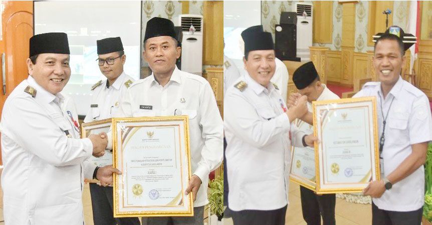 Kadis Damkar dan Camat Sarolangun menerima  penghargaan 