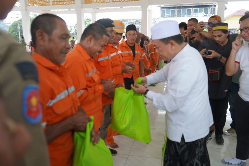 Gubernur Jambi Al Haris saat menyerahkan bantuan sembako kepada petugas kebersihan Kota Jambi, Jumat (22/3)