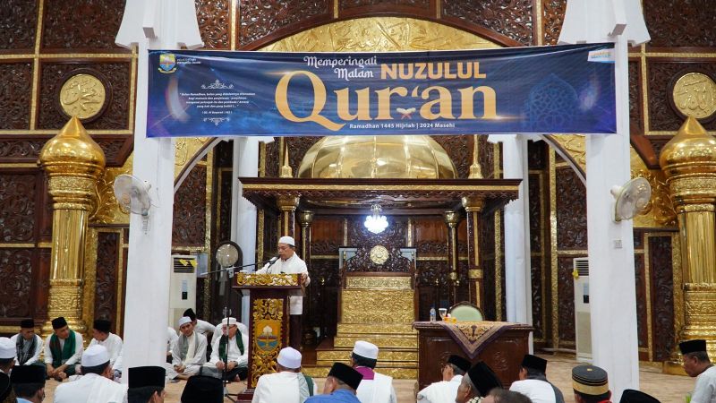 Gubernur Jambi Al Haris memyampaikan sambutan dalam peringatan Nuzulul Quran di Masjid Agung Al-Falah Jambi, Rabu (27/3).