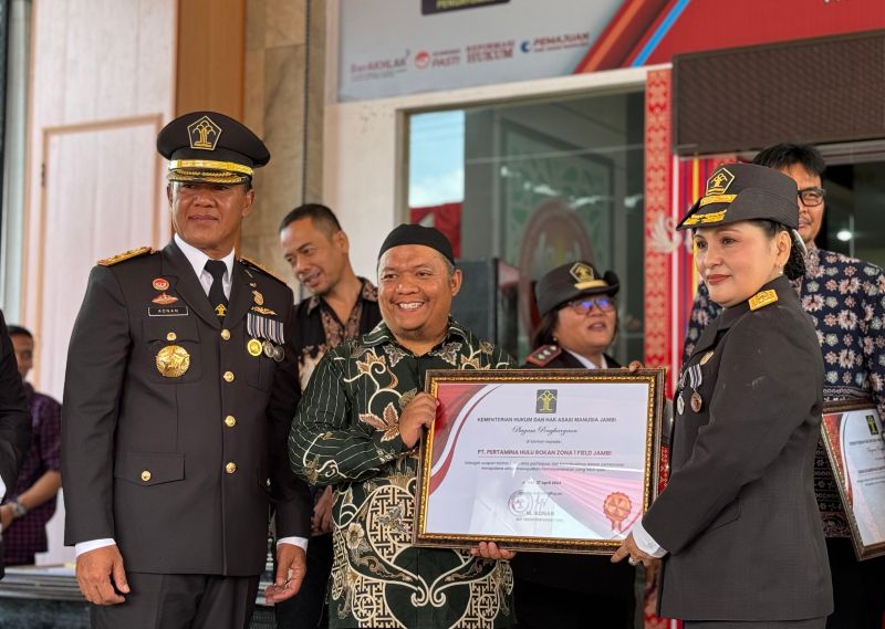 Jambi Field Manager, Hermansyah saat menerima penghargaan dari Kemenkumham Jambi, Sabtu (27/4)