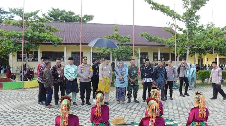 PJ Bupati Tebo, Kapolres Tebo, Dandim 0416 BUte dan seluruh undangan yang hadir disambut dengan tarian sekapur sirih dari siswa