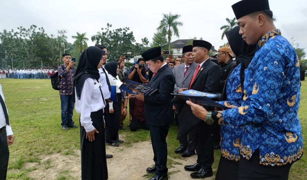 1.860 Pegawai Pemerintah dengan Perjanjian Kerja (PPPK) Formasi tahun 2023 di lingkungan Pemerintah Provinsi (Pemprov) Jambi terima petikan keputusan atau surat keputusan (SK) pengangkatan.