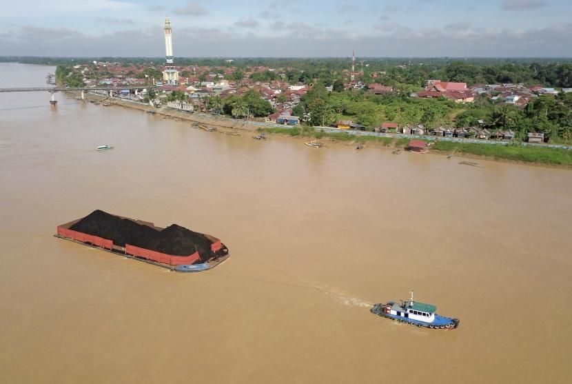 Kapal tongkang bermuatan batu bara melintas di Sungai Batanghari