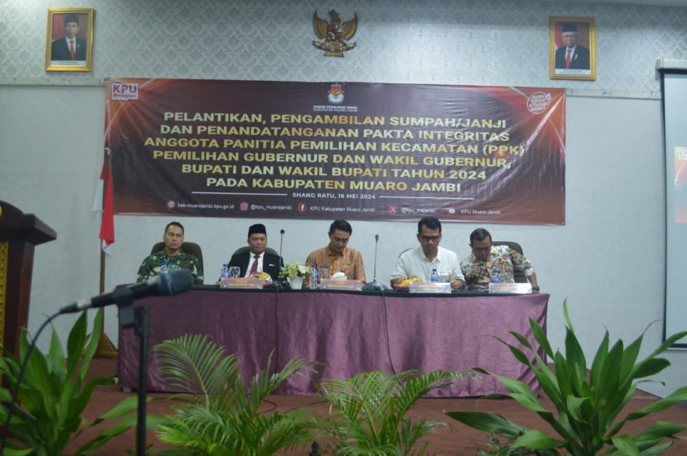 Pj Bupati bersama komisioner KPU Muarojambi