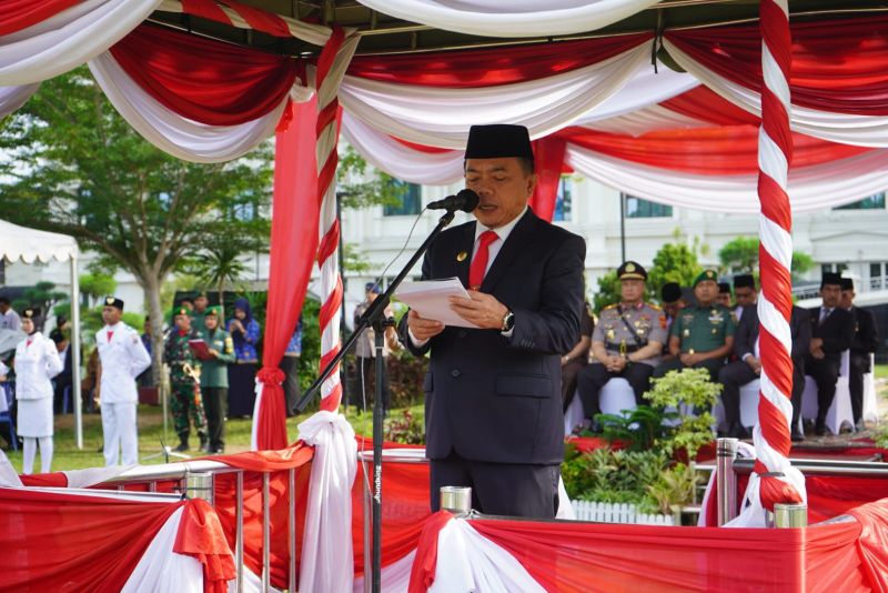 Gubernur Jambi Al Haris menyampaikan sambutan dalam peringatan Hari Kebangkitan Nasional 2024 di lapangan Kantor Gubernur Jambi, Senin (20/5). 