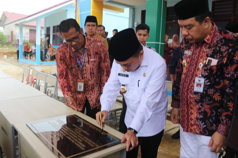 Gubernur Jambi Al Haris saat meresmikan gedung baru di SMK Negeri 15 Merangin, Jumat (24/5)