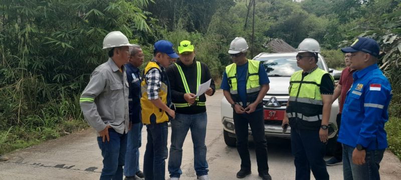 Plt Kadis PUPR Provinsi Jambi, Nasrul memantau langsung progres pembangunan jalan Batangasai Sarolangun, Kamis (30/5)
