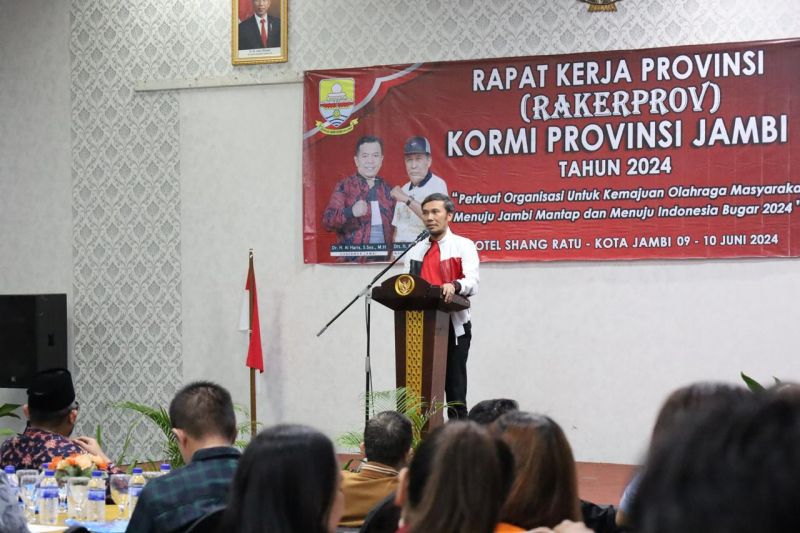 Ketua DPRD Provinsi Jambi, Edi Purwanto menyampaikan sambutan saat menghadiri Rakerprov Kormi Jambi, Minggu (9/6)