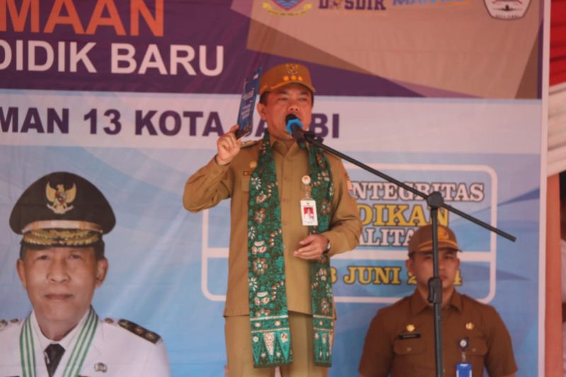 Gubernur Jambi Al Haris saat Apel Pelaksanaan PPDB Tahun Ajaran 2024/2025 di SMA Negeri 13 Kota Jambi, Senin (10/6).