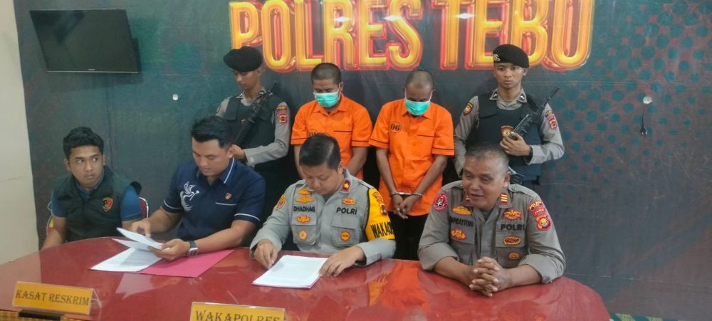 Wakapolres Tebo didampingi kasat Reskrim polres Tebo dengan dua tersangka perambahan hutan