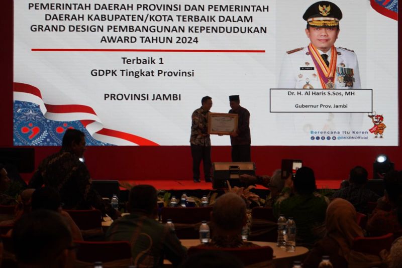 Wakil Gubernur Jambi Abdullah Sani saat menerima penghargaan GDPK Award 2024 di Semarang, Jawa Tengah, Rabu (26/6)