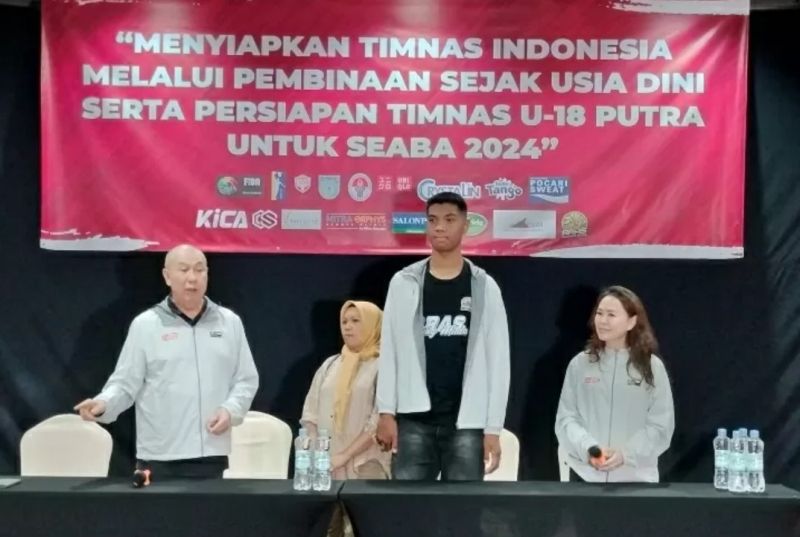 PP PERBASI saat memperkenalkan calon pemain Timnas Basket Indonesia, Sagil Muhammad Rizki, seorang bocah SD bertinggi 197 sentimeter di Hotel Fame Serpong, Tangerang, Kamis (27/6) malam.