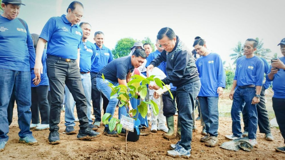 Peringatan hari lingkungan hidup sedunia di Tebo. Momen Gubernur Jambi Al Haris menanam pohon