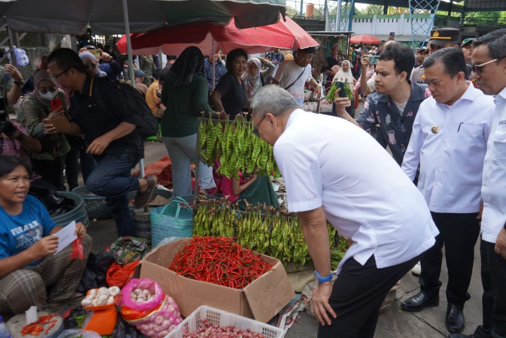 Gubernur Jambi Dr. H. Al Haris, S.Sos, MH mendampingi Menteri Perdagangan, Zulkifli Hasan, yang akrab disapa Zulhas meninjau Pasar Talang Banjar Kota Jambi 