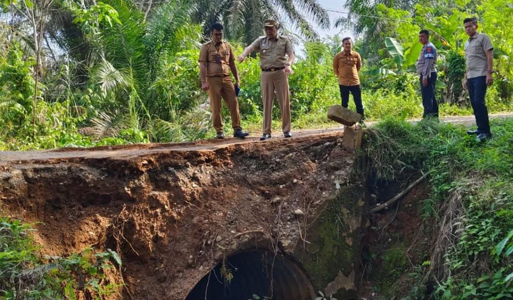 PJ Bupati Tebo didampingi sejumlah OPD mengecek kondisi jalan yang rusak di kecamatan Rimbo Bujang