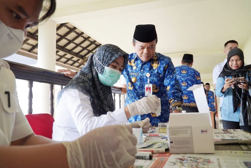 Gubernur Jambi saat menjalani tes urine oleh BNN Jambi, Rabu (17/5).