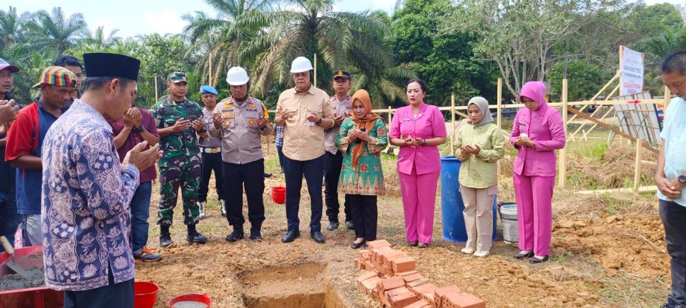 Pembacaan doa sebelum peletakan batu pertama pembangunan Polsek Ser-Ser