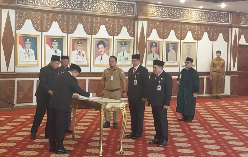 Gubernur Jambi Al melantik Muzakir menjadi Kepala Dinas Pekerjaan Umum dan Perumahan Rakyat (PUPR) Provinsi Jambi dan Johansyah Asisten perekonomian dan pembangunan pada Sekretariat Daerah Provinsi Jambi (Asisten II).