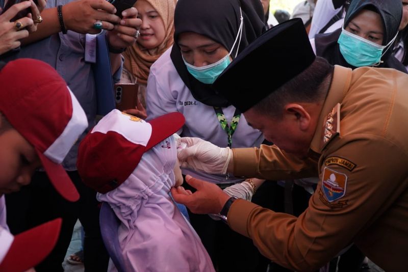 Gubernur Jambi Al Haris memberikan imunisasi Polio kepada seorang pelajara dalam Pencanangan PIN Polio dan Launching Inovasi Stunting Pemerintah Kabupaten Sarolangun, Selasa (23/7).