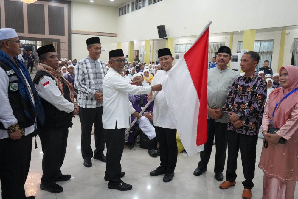 Penyambutan Kedatangan Jemaah Haji terakhir Kloter BTH 28 Provinsi Jambi asal Kabupaten Bungo, Kabupaten Merangin dan Kabupaten Tebo, bertempat di Asrama Haji Kotabaru Jambi, Kota Jambi, Senin (22/07/2024) malam.