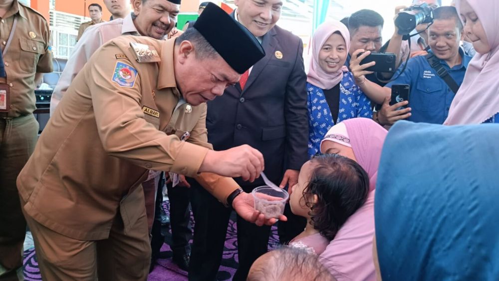 Gubernur Jambi Al Haris memberikan makanan tambahan olahan ikan pencegahan stunting di Sarolangun.